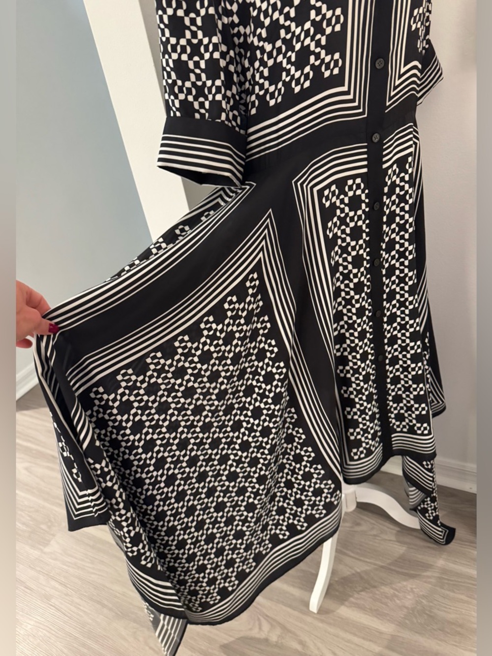 SIMKHAI
Abrielle printed TENCEL™ and silk-blend maxi shirt dress size L- NWT - Picture 9 of 13